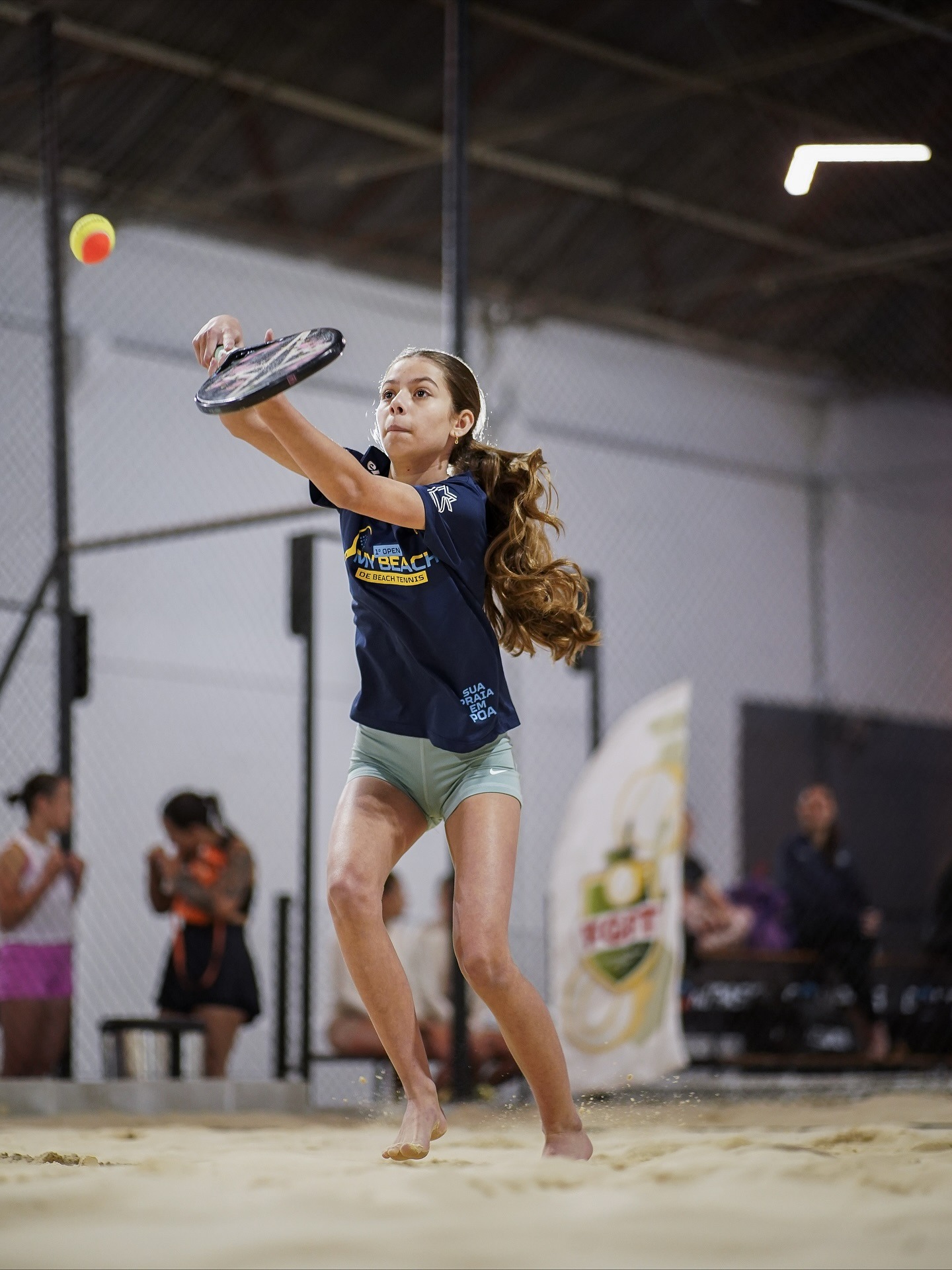 Jogadora de Beach Tennis no Village Beach Sports