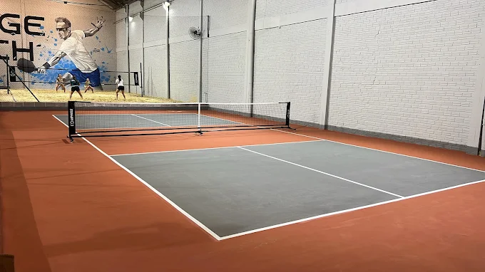 Partida de pickleball em ação